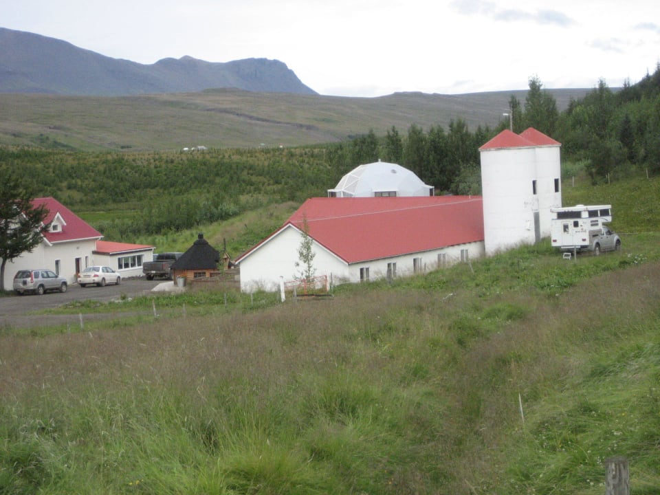 Blick von der Zufahrt (Hotel rechts) Guesthouse Hof i Vatnsdal