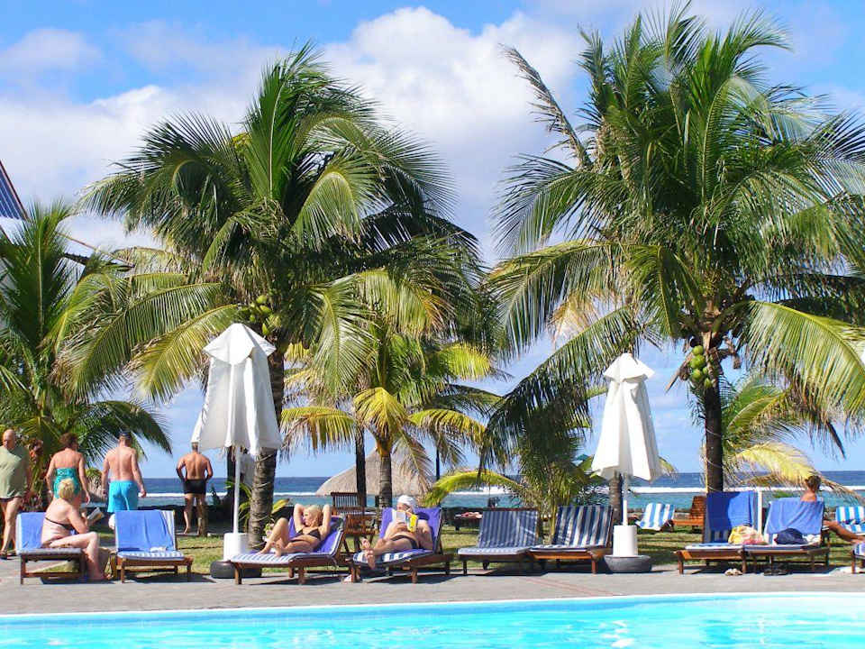 Liegeplätze am Pool Le Peninsula Bay Beach Resort & Spa