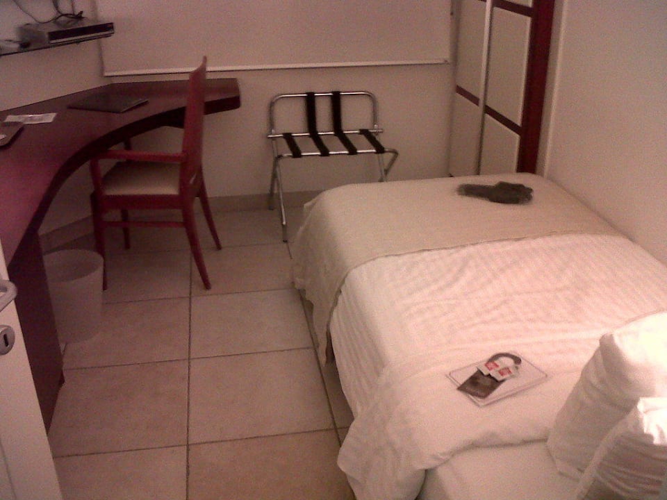 Zimmer, hinten rechts: Schrank Best Western Plus Grand Hotel Victor Hugo