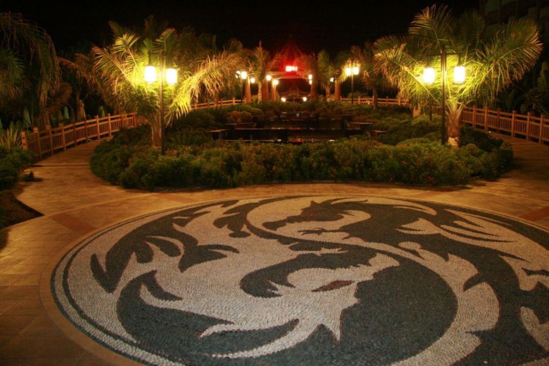 Территория ночью Hotel Royal Dragon