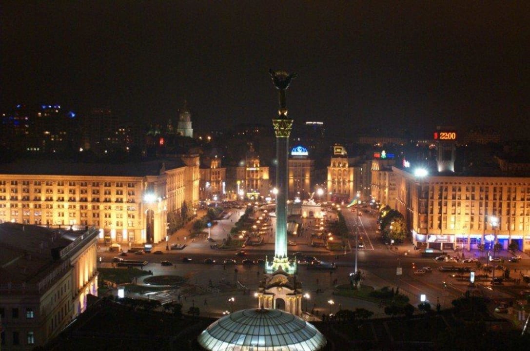 Blick auf Unabhängigkeitsplatz bei Nacht Hotel Ukraine