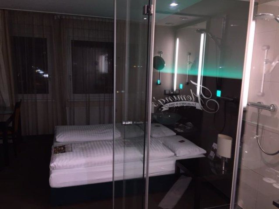 Doppelbett / Glasdusche Flemings Hotel Wien-Stadthalle