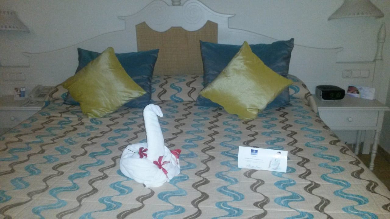 Jeden Tag wird das Bett gemacht Iberostar Waves Costa Dorada