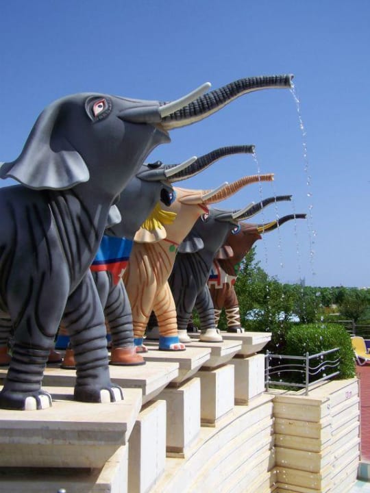 Spritze-Elefanten am Kinderbecken TUI BLUE Xanthe