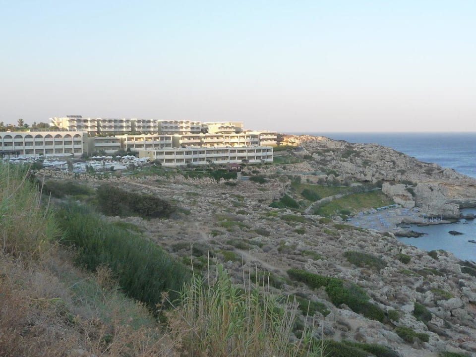 Blick von der Straße auf einen Teil des Hotels Hotel Kalithea Horizon Royal