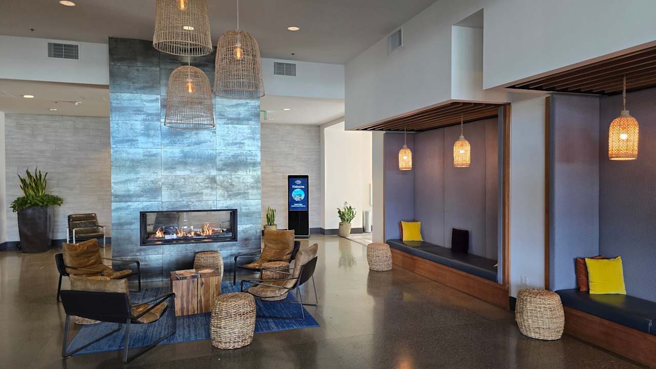 Lobby Hotel Indigo Seattle Everett Waterfront Place by IHG