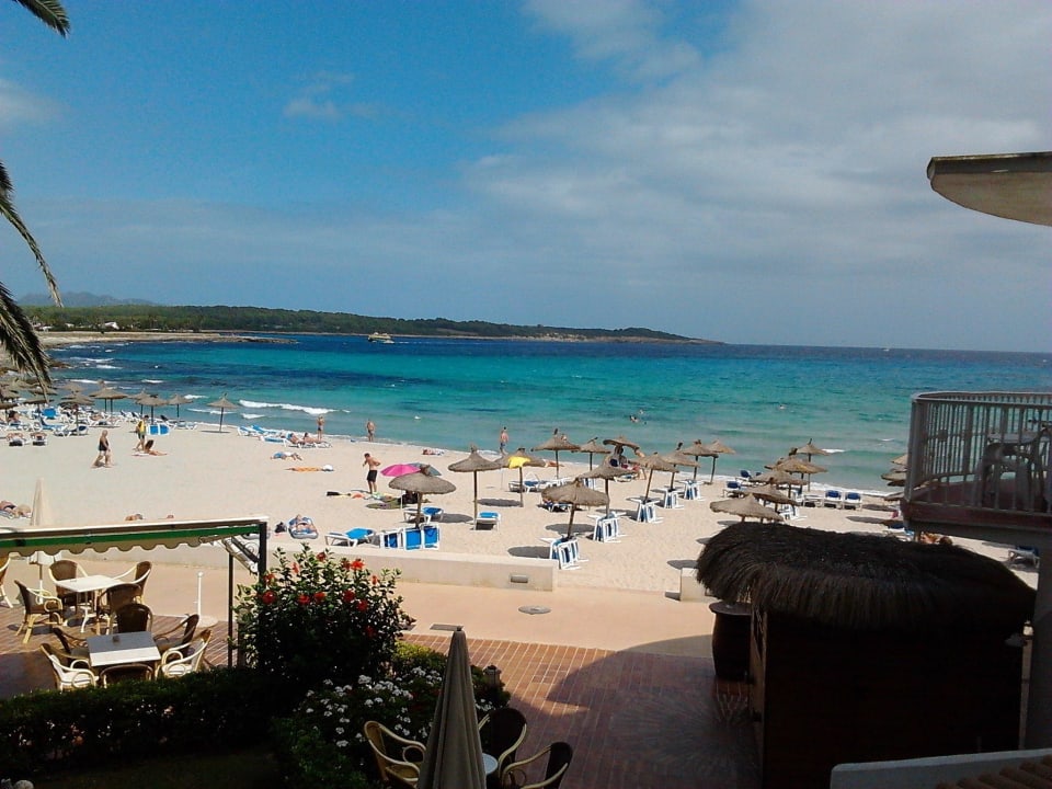Blick vom Balkon auf die Bucht und Hotelterrasse Hotel Club S'Illot