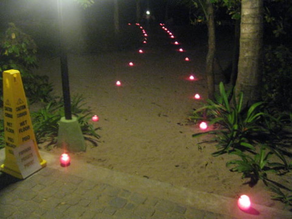 Weg zum Candle Light Dinner am Strand Playabachata Hotel