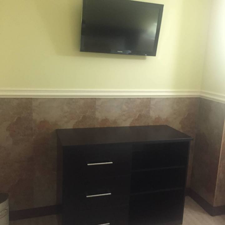 TV im Zimmer Beverly Hills Hotel & Suites