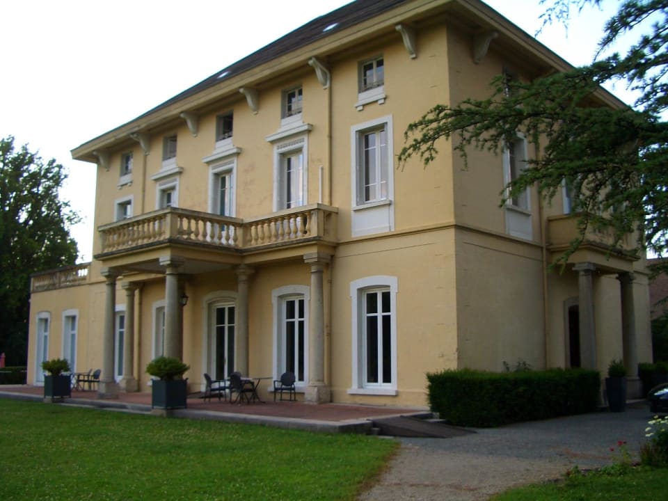 Vorderansicht der Villa Séquoias Golf & Ressort