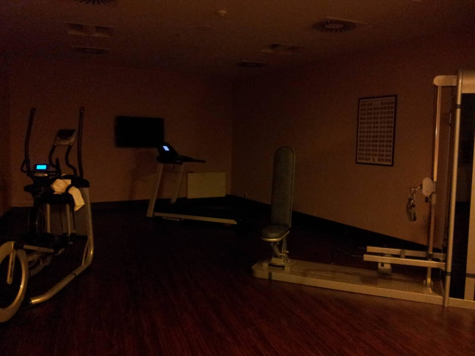Vier Fitnessgeräte, dunkel Aparthotel Adagio Vienna City