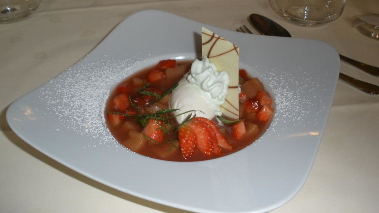 Erdbeer-Rharbarber-Ragout mit Vanilleeis Re Hotel