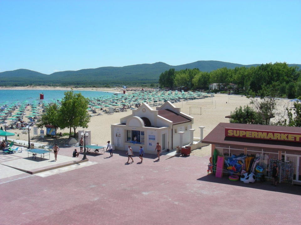 Hotel-Strand hinter der Strandtuchbude Duni Royal Pelican Resort