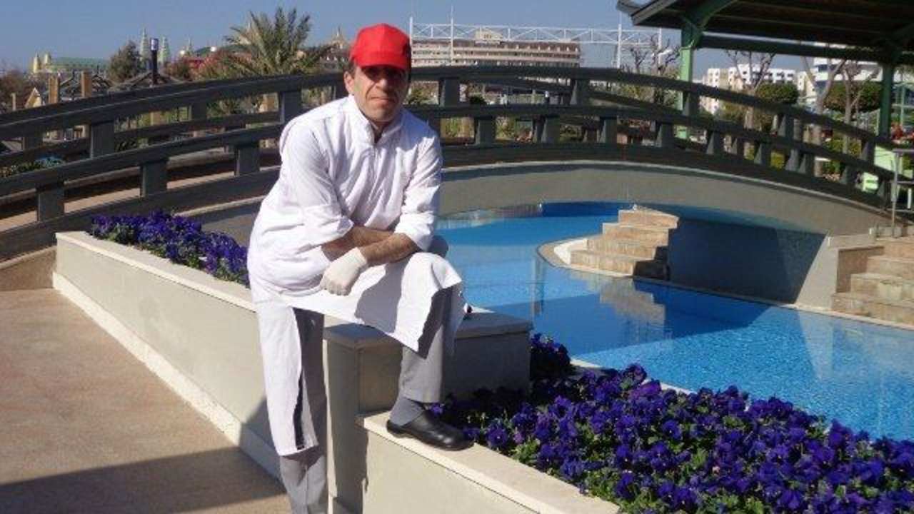 Koch neben dem Außenrestaurant Limak Lara Deluxe Hotel & Resort