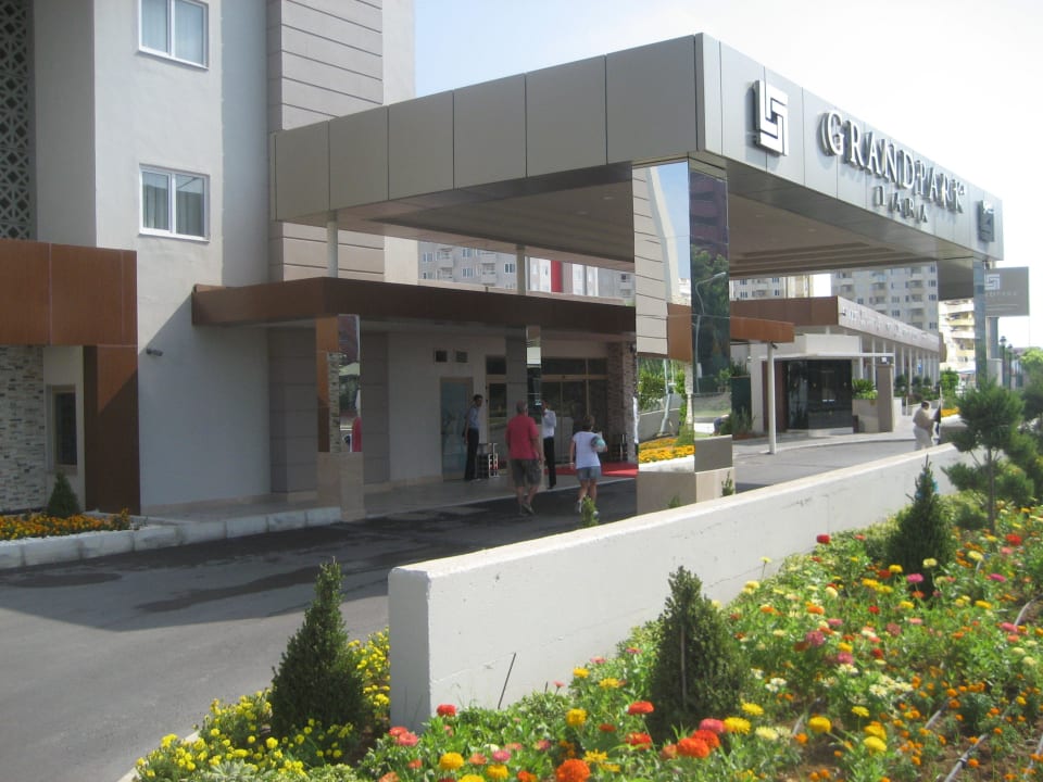 Eingang zum Hotel Grand Park Lara Hotel