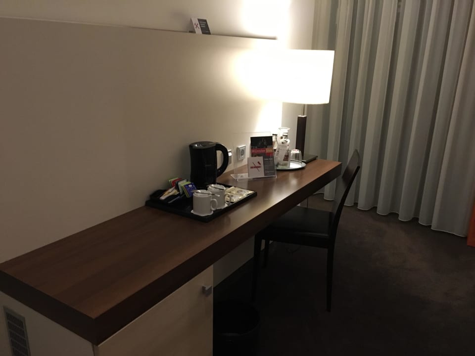 Schreibtisch mit Tee/Kaffeestation H4 Hotel Münster City Centre