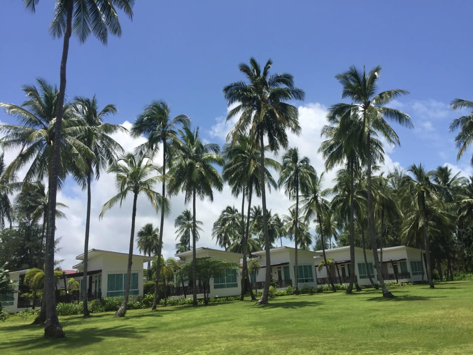 Rasen mit Blick auf Beachfrontvillen Kantary Beach Hotel - KHAO LAK