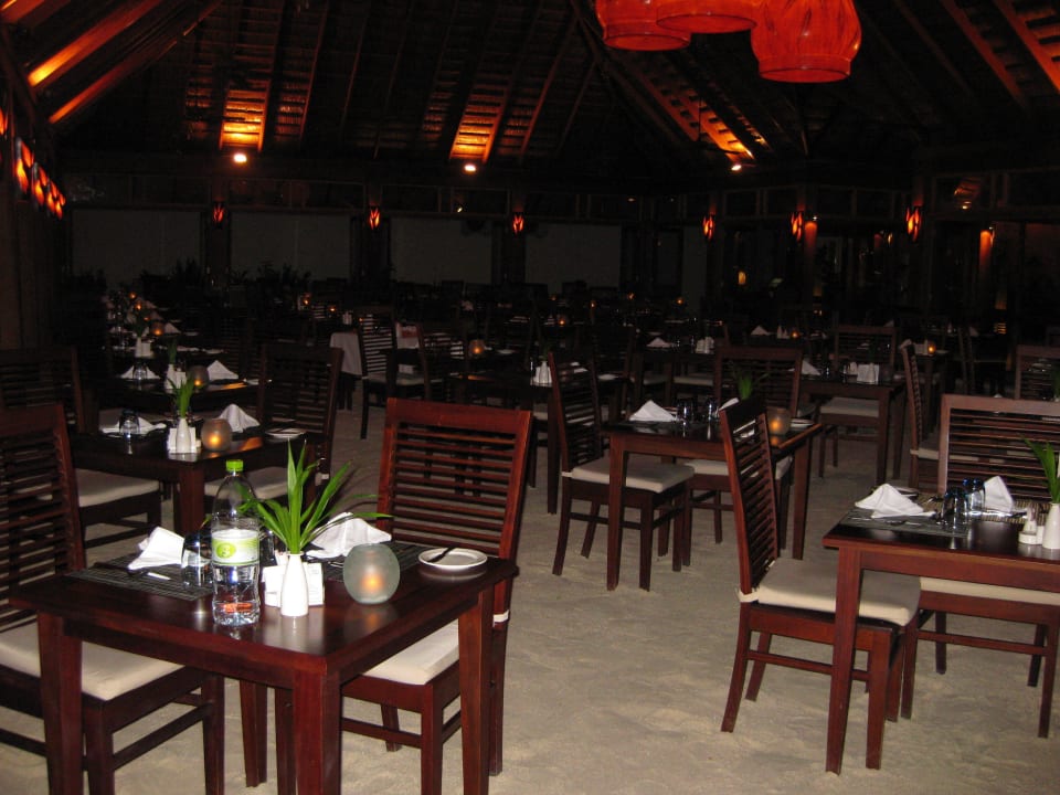 Restaurant mit Sandboden Vilamendhoo Island Resort & Spa