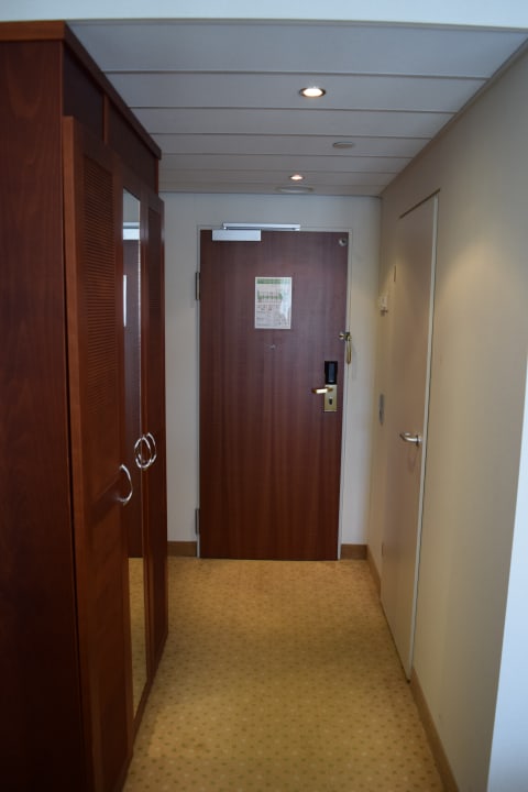 Eingang zum Zimmer. Links der Schrank. Rechts die Tür zum Ba Dorint Hotel Bonn