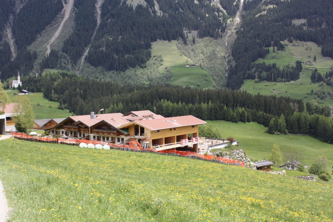 Rückseite des Hotels Panorama Resort Taljörgele