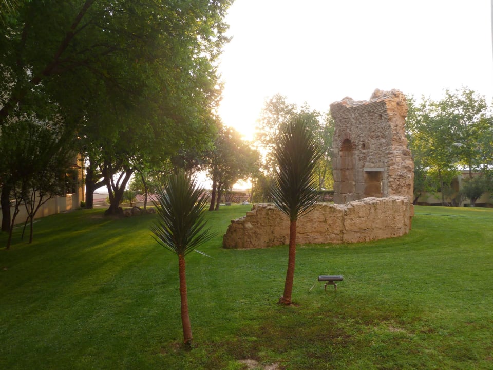 Ruine im Garten Melas Resort Hotel