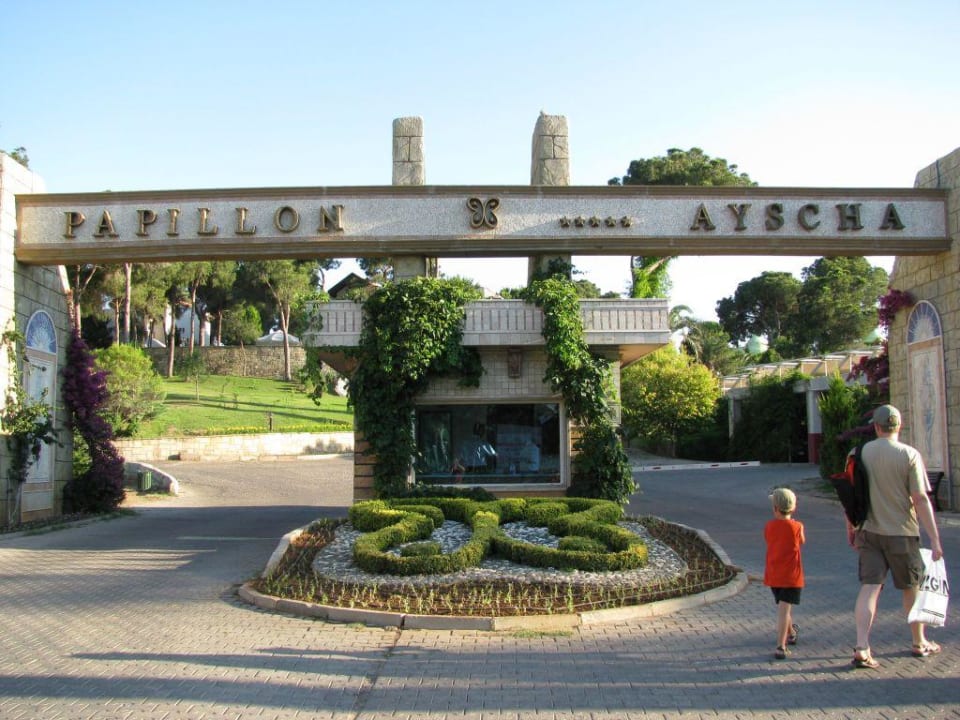 Einfahrt zum Hotel Papillon Ayscha