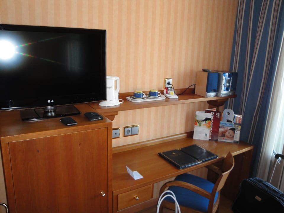 Schreibtisch/TV Senator Gran Vía 70 Spa Hotel