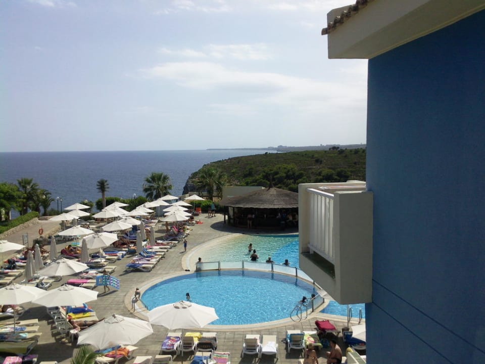 Blick vom Treppenaufgang zum Pool/Meer blau punta reina