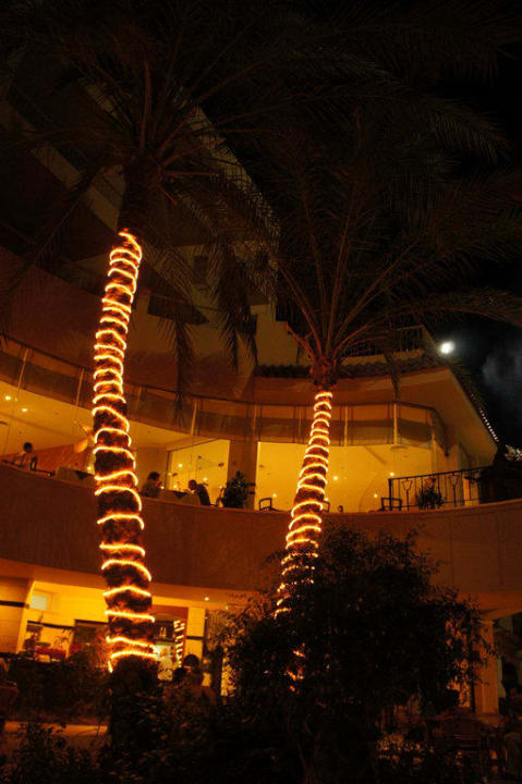 Palmy pośrodku restauracji  Sea Star Beau Rivage