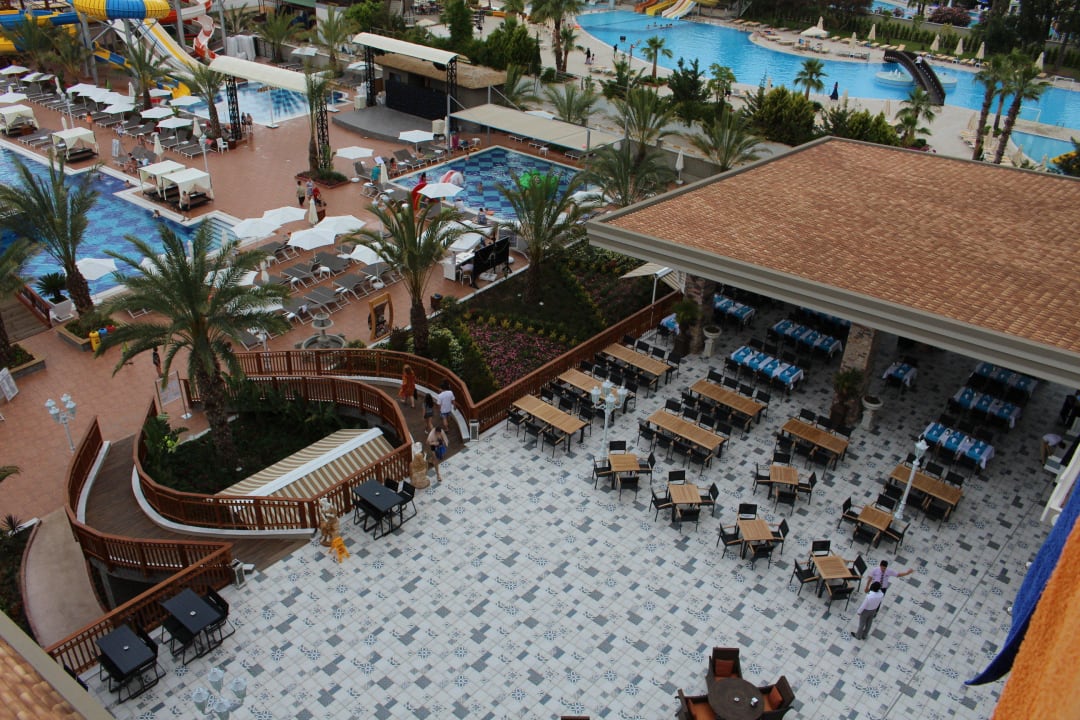 Blick auf das Restaurant außen Quattro Beach Spa & Resort