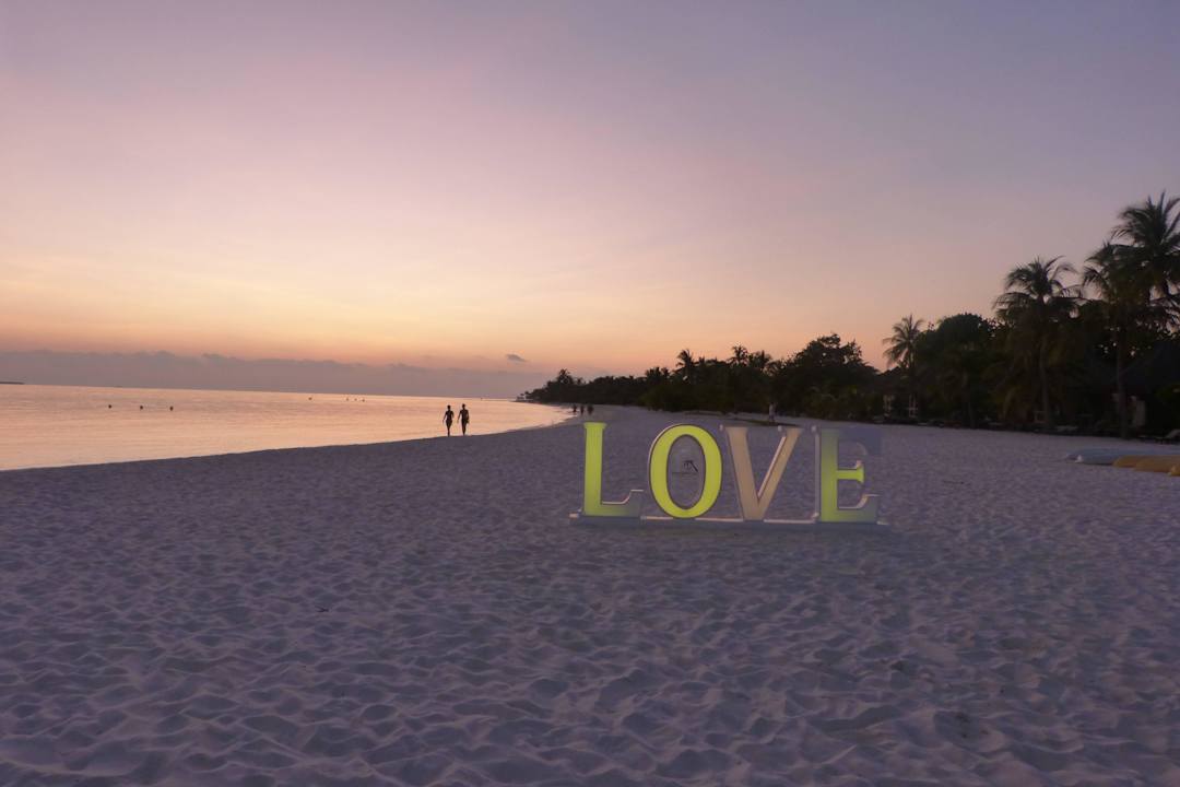 Hotel-Strand am Abend Kuredu Island Resort & Spa