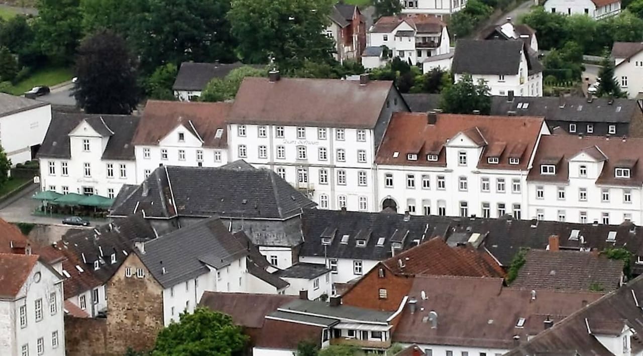 Blick vom Hugenottenturm zum Hotel (Zoom) Hotel zum Schwan