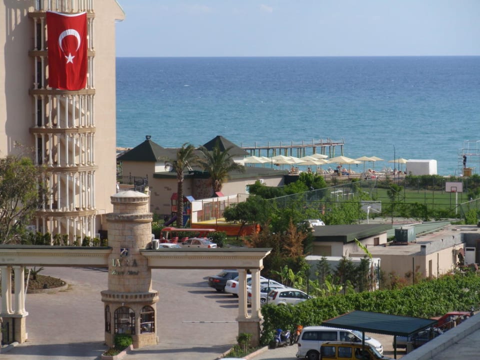 Blick vom 3. Stock auf das Meer seitlich Seaden Sea World Resort & Spa
