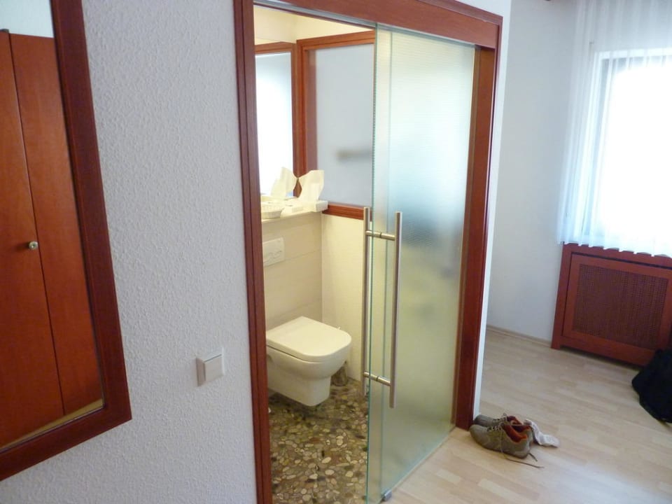 Zimmer / Bad Hotel Bastenhaus