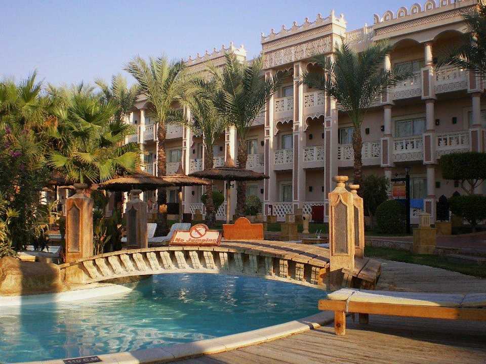 Blick vom Pool aufs Hotel Pickalbatros Palace Resort