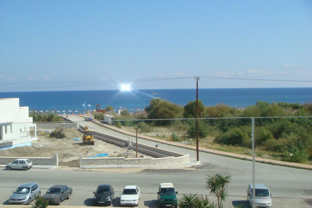 Weg zum Strand aus dem Speisesaal gesehen Atlantica Mikri Poli Rhodes