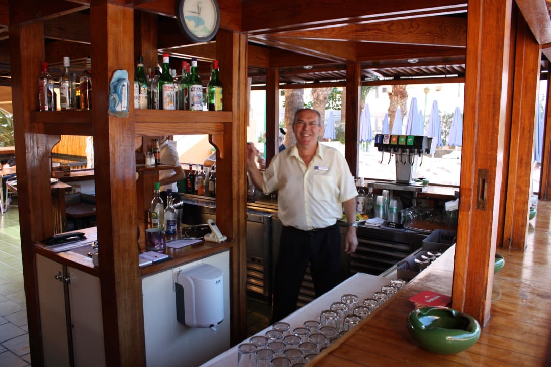 Pedro, die gute Seele der Poolbar allsun Hotel Lucana