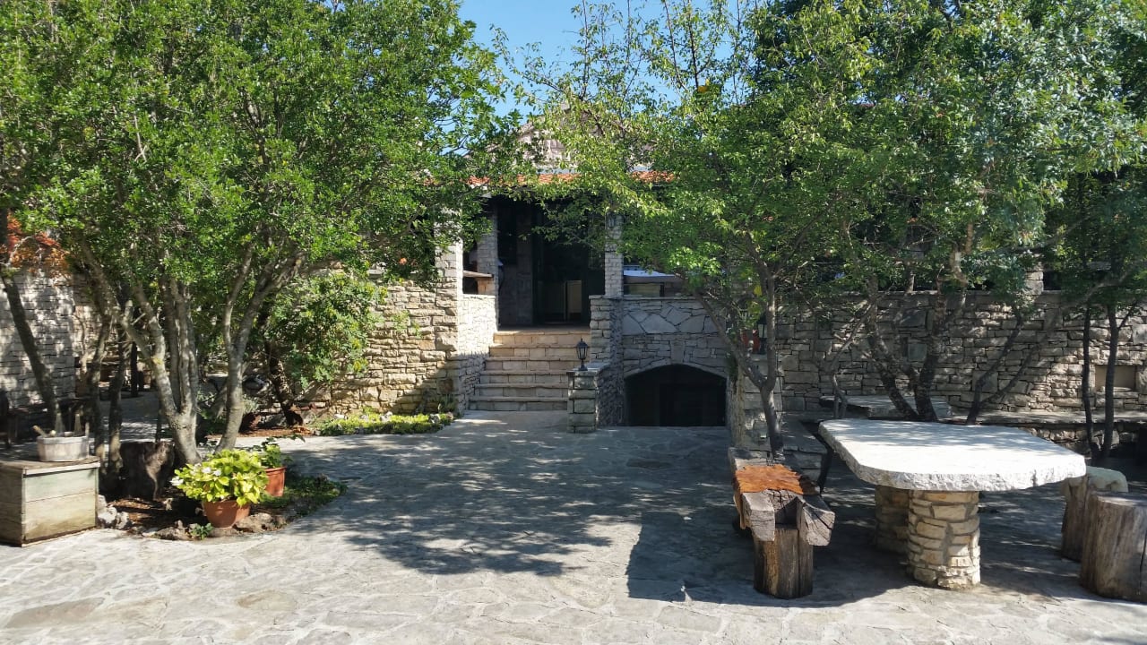 Blick auf Treppenaufgang zur Terrasse Guesthouse Nono Ban