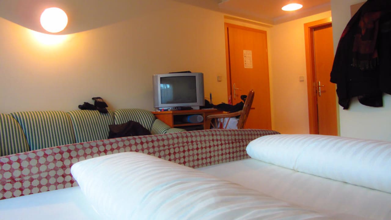 Großes Bett, Fernseher und Sofa Hotel Laurenzhof