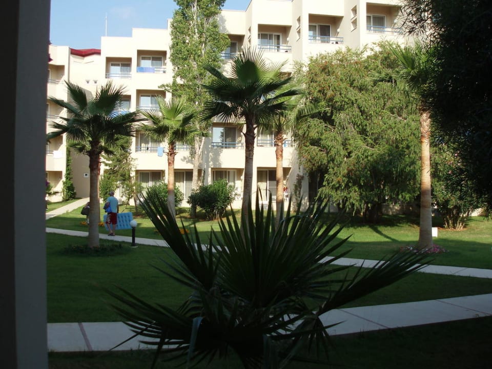 Grünanlagen zwischen den Zimmern Labranda Alantur Resort