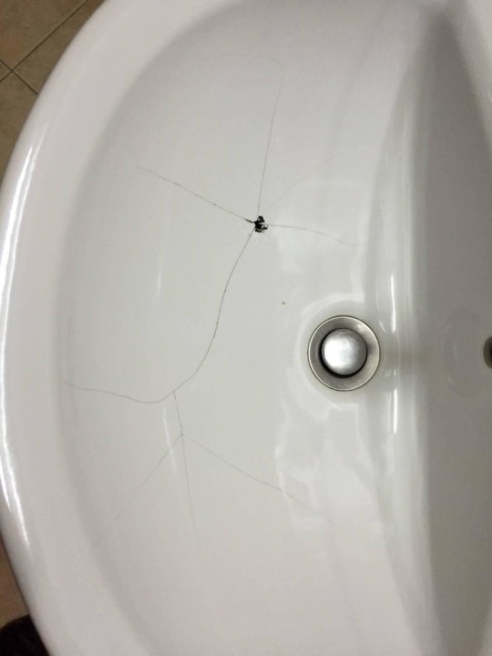 Loch im Waschbecken Sun Palace