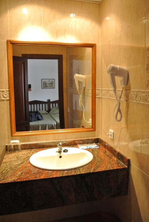 Waschbecken und Fön Hotel Ses Puntetes