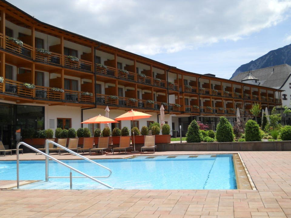 Außenpool mit Bergblick aja Fürstenhaus am Achensee