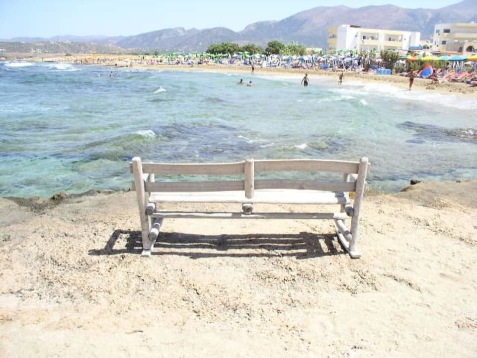 Eine Bank am Strand von Malia´s Phaedra Beach allsun Hotel Carolina Mare