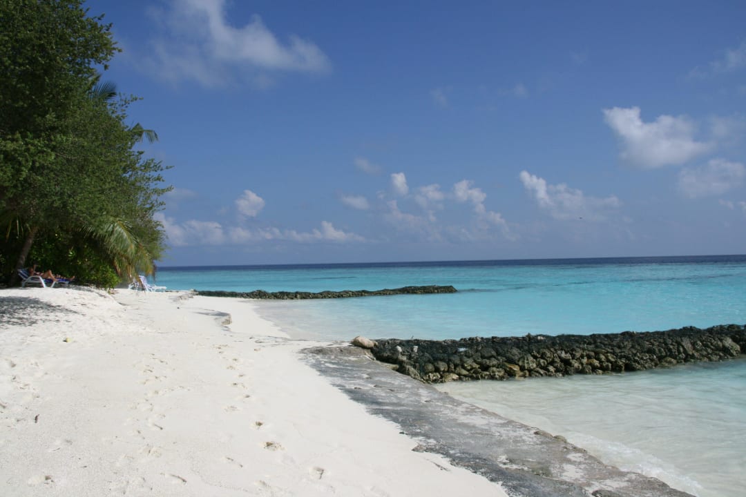Unser Strandabschnitt direkt vor dem Bungalow Thulhagiri Island Resort
