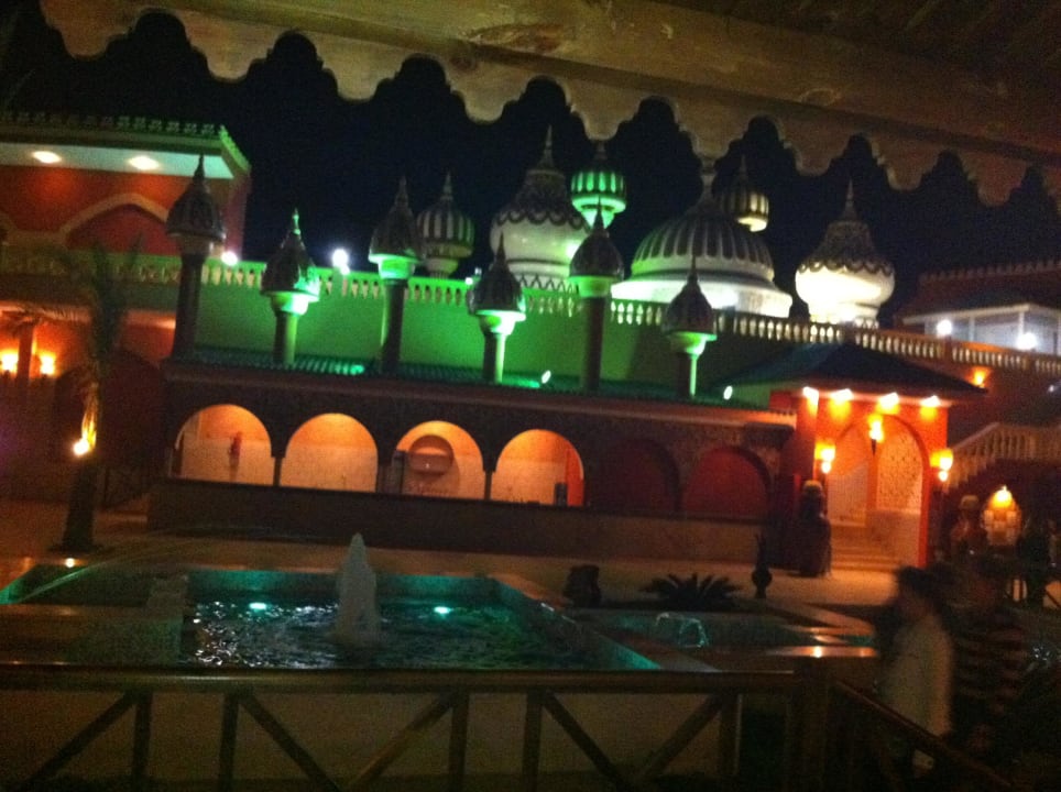 Innenhof vor den Restaurants Pickalbatros Alf Leila Wa Leila Resort - Neverland Hurghada