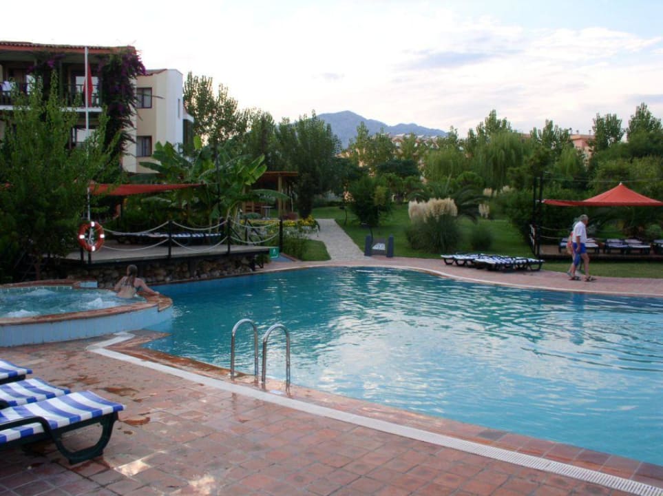 Kleiner Relaxpool bei den Nebengebäuden Limak Limra Hotel & Resort