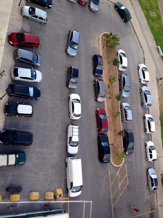 Parkplatz vom Balkon aus Hotel GDM Megaron Historical Monument Hotel