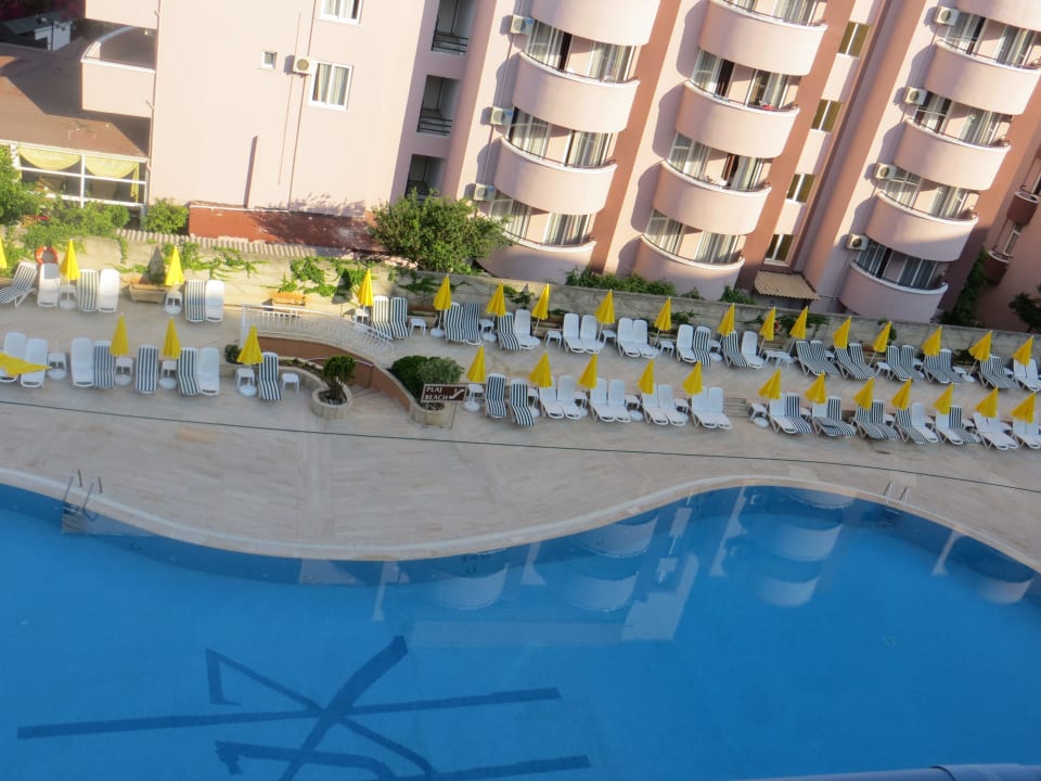 Liegen am Pool Grand Kaptan