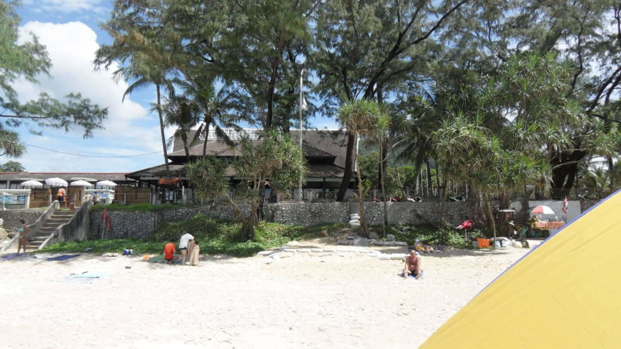 Blick vom Strand zum Club Club Med Phuket